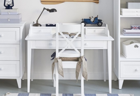 Urządzanie przestrzeni do nauki w pokoju dziecięcym Dom, LIFESTYLE - Rozpoczęcie roku szkolnego zbliża się wielkimi krokami, czas więc pomyśleć o wykreowaniu w pokoju dziecięcym przestrzeni przeznaczonej do nauki. Tegoroczne wydarzenia jeszcze wyraźniej uświadomiły rodzicom, że to niezwykle istotna strefa w pokoju każdego ucznia.