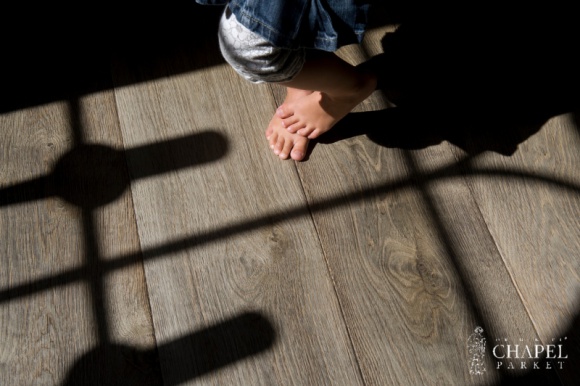 Drewno na ogrzewaniu podłogowym Dom, LIFESTYLE - Jesienny czas sprzyja inwestycjom w ogrzewanie podłogowe. W końcu w tym czasie chętniej myślmy o cieple pod stopami. Warto tuż przed podjęciem takiej decyzji zgłębić wiedzę na ten temat.