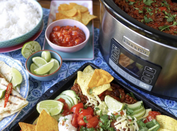 Crock-Pot – nowe wolnowary, wielkie możliwości Dom, LIFESTYLE - Crock-Pot poszerzyła swoją ofertę o dwa nowe modele wolnowarów. Urządzenia o pojemnościach 5,6l oraz 7,5l łamią rutynę w gotowaniu umożliwiając przygotowanie smacznych, wartościowych posiłków dla większej liczby osób bez wysiłku.