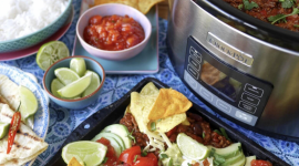 Crock-Pot – nowe wolnowary, wielkie możliwości Dom, LIFESTYLE - Crock-Pot poszerzyła swoją ofertę o dwa nowe modele wolnowarów. Urządzenia o pojemnościach 5,6l oraz 7,5l łamią rutynę w gotowaniu umożliwiając przygotowanie smacznych, wartościowych posiłków dla większej liczby osób bez wysiłku.