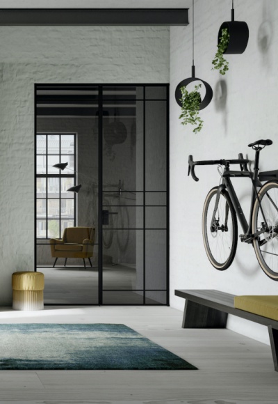 Modne drzwi dwuskrzydłowe Dom, LIFESTYLE - Drzwi uchylne Swing Door Slim Line zyskały wersję z dodatkowym, mniejszym skrzydłem, co otwiera nowe możliwości ich wykorzystania.