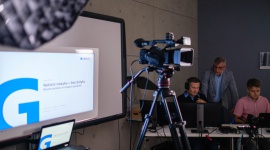 Twoja wiedza, twój zysk. Studio Geberit zaprasza na cykl webinariów. Dom, LIFESTYLE - Geberit stale trzyma rękę na pulsie bieżących wydarzeń, śledząc aktualne tendencje i potrzeby rynku. Dlatego w warszawskiej siedzibie firmy uruchomił autorskie studio nagrań i już od września rusza z cyklem szkoleń online skierowanych do kilku grup klientów.