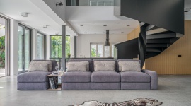 Meble na krótkich nóżkach – wybór na lata Dom, LIFESTYLE - Meble oparte na nóżkach, tak samo wysokich, jak i niższych, okazują się być perfekcyjnym rozwiązaniem, przeznaczonym nie tylko do mniejszych salonów. Dlaczego? Ponieważ taka sofa, narożnik, czy zestaw modułowy, nie przytłaczają wnętrza.