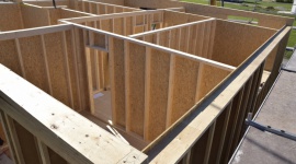 Belki dwuteowe to przyszłość nowoczesnych konstrukcji ścian, stropów i dachów Dom, LIFESTYLE - Od litego drewna suchego są lżejsze o blisko połowę i aż o 90% bardziej stabilne wymiarowo. Lekkie i wytrzymałe na zginanie belki dwuteowe, stanowiące podstawę systemu konstrukcyjnego STEICO, pozwalają przykryć strop do dziewięciu metrów bez dodatkowych podpór.