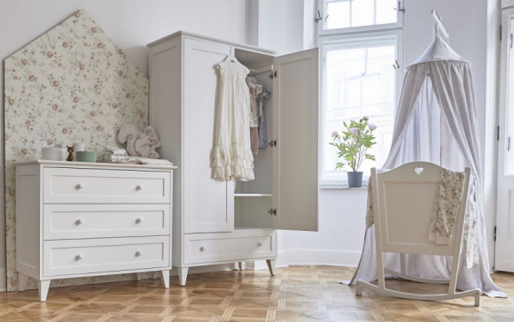 Biel w pokoju dziecka – 5 kroków do udanej aranżacji Dom, LIFESTYLE - Będąc rodzicami, zastanawiamy się jak urządzić pokój dziecka, otaczając je przedmiotami, meblami oraz kolorami dobrze działającymi na kształtującą się u młodego człowieka wyobraźnię.