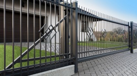 Tradycja z lekkim twistem – Nowoczesne Ogrodzenie Frontowe Szmaragd Dom, LIFESTYLE - Klasyczne ogrodzenia są najbardziej uniwersalne. Model Szmaragd z oferty firmy Plast-Met Systemy Ogrodzeniowe dodaje dobrze znanemu rozwiązaniu nieco świeżości. Typowe ogrodzenie z metalowych, pionowych profili wzbogacono oryginalnym elementem dekoracyjnym.