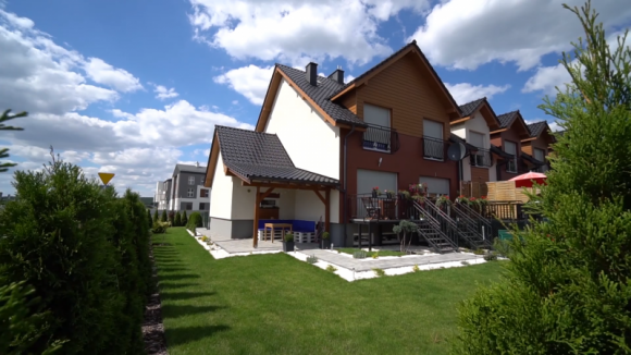 Mieszkania pod Poznaniem. Jakie wybrać? Dom, LIFESTYLE - Prognozy Głównego Urzędu Statystycznego przewidują, że w ciągu najbliższych lat Polacy będą opuszczać miasta i szukać zamieszkania w mniejszych aglomeracjach. Interesujący fakt wynika z danych Eurostatu przeanalizowanych przez HRE Inwestments.