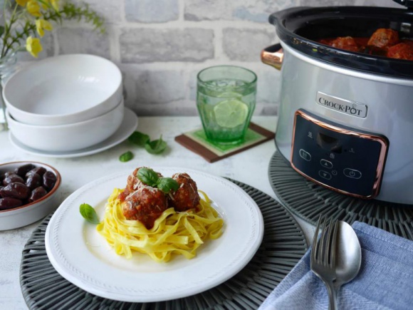 Zdrowa i oszczędna kuchnia w stylu wolnym Dom, LIFESTYLE - Idea wolnego gotowania oraz korzystania z urządzeń zwanych wolnowarami dopiero zdobywa w Polsce popularność. Tymczasem w krajach zachodnich są to bardzo popularne urządzenia AGD w domu.