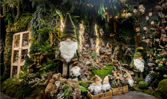 Najbardziej magiczne miejsce na świątecznej mapie Polski Dom, LIFESTYLE - Jeśli chcecie poczuć magiczny klimat świąt nie musicie wybierać się aż do wioski Św. Mikołaja w Laponii. Jest na mapie Warszawy wyjątkowe miejsce, które sprawia, że zarówno dzieci jak i dorośli przenoszą się do zaczarowanej krainy rodem z bieguna północnego.