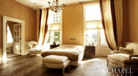 Seria, która dała początek kolejnym kolekcjom Dom, LIFESTYLE - Chapel Parket to pierwsza kolekcja, od której wszystko się zaczęło. I nadal jedna z najpopularniejszych. Ponadczasowa. Piękna. Odpowiednia do każdego otoczenia. Deski z tej kolekcji posiadają unikatową heblowaną powierzchnię, która zapewnia im ciepły i naturalny wygląd.