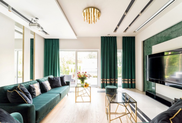 Udomowiony ideał Dom, LIFESTYLE - Przestronny i luksusowy. Taki jest dom projektu Iwony Trędowskiej, właścicielki pracowni architektonicznej Trędowska Design. Zapraszamy do jego niezwykle dopracowanego wnętrza, w którym główną rolę gra naturalny kamień i znakomicie zaprojektowane oświetlenie.