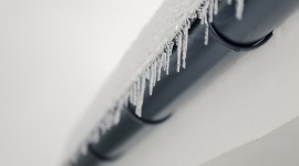 Kable, płotki i sitka – czyli jak dbać o drożność rynien Dom, LIFESTYLE - O jesieni lubimy myśleć przez pryzmat jej barwnego oblicza. Jednak jest to także czas, który powinniśmy wykorzystać na intensywne przygotowania do nadejścia chłodnych, zimowych miesięcy.