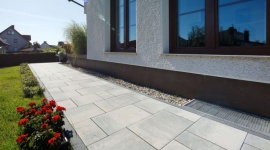 Jak efektownie zaaranżować strefę wejściową domu i przestrzeń wokół posesji? Dom, LIFESTYLE - Jak cię widzą, tak cię piszą – choć to powiedzenie jest znane od lat, do dziś nie straciło na aktualności. To właśnie pierwsze wrażenie decyduje o tym, jak odwiedzający goście postrzegają dom i jego otoczenie.