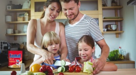 Czysta przyjemność gotowania i efektywne zmywanie. Kulinarne inspiracje od Somat Dom, LIFESTYLE - Wspólne gotowanie to wspaniały sposób na spędzenie czasu z najbliższymi. By chwile te były w pełni beztroskie, warto wcześniej zadbać o niezawodny środek do zmywania. Nowa formuła Somat Gold o jeszcze lepszej rozpuszczalności gwarantuje szybkie i bardziej efektywne działanie.