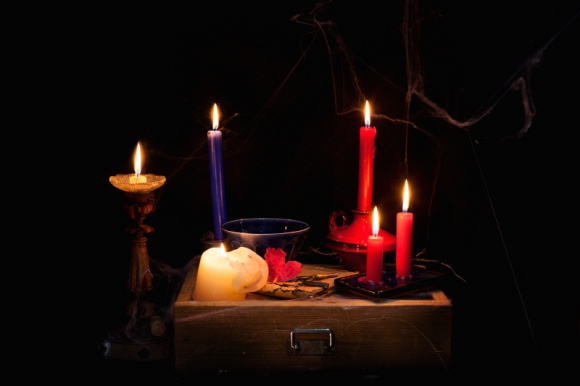 Czas na andrzejkowe wróżby z wina! Dom, LIFESTYLE - W obecnej sytuacji, kiedy najlepszym wyborem jest zostać w domu, może brakować nam rozrywki. Jeśli czujesz, że i Tobie brakuje pomysłów, polecamy nietypowe wróżby z wina Oak View