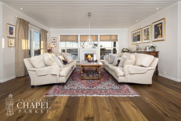 Unikatowa podłoga w zasięgu ręki Dom, LIFESTYLE - Podłogi z własną historią to określenie najlepiej opisuje podłogi Chapel Parket. Tworzone na zamówienie dębowe deski, klepki i kasetony wyróżnia wygląd, którego nie sposób pomylić z innymi propozycjami rynkowymi. Odpowiednio zadbany parkiet może posłużyć przez wiele lat.