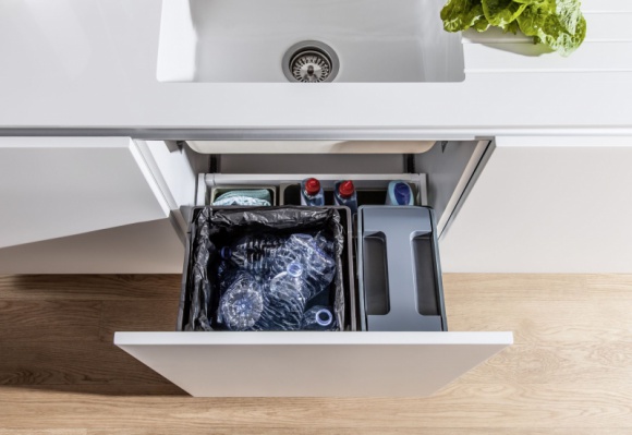 Jak dobrać kosz na śmieci? Akcja segregacja z marką Peka Dom, LIFESTYLE - Jedni mają na uwadze dobro środowiska naturalnego, innych przekonują argumenty ekonomiczne. Niezależnie od powodów, jakimi się kierujemy, segregacja odpadów to od pewnego czasu nasz obowiązek.