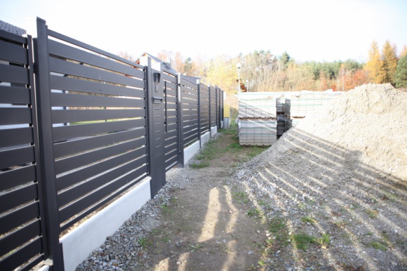 Solidny fundament pod ogrodzenie Dom, LIFESTYLE - Trwałość i solidność ogrodzenia wynika nie tylko z wyboru systemu wysokiej jakości. Nawet najpiękniejsze i świetnie wyprodukowane przęsła nie będą właściwie spełniać swojej funkcji, jeśli nie zamontujemy ich w odpowiedni sposób.