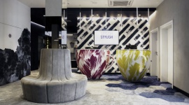 Rzemiosło na pierwszym planie: ibis Styles Bolesławiec Dom, LIFESTYLE - Hotel ibis Styles Bolesławiec to miejsce, w którym można przenieść się do świata lokalnej tradycji i przyjrzeć się słynnej ceramice. Wnętrza opowiadają jej historię, zachęcając do bliższego poznania kultowych naczyń. Projekt bryły oraz wnętrz hotelu powierzono pracowni Tremend.