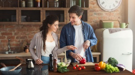 Krój i siekaj! Czy drewniany blat sprawdzi się w kuchni? Dom, LIFESTYLE - Co jest najważniejsze w kuchni? Oczywiście, że blat! Powie to kucharz, architekt i projektant mebli. Od blatu zależy nie tylko uroda pomieszczenia czy wygląd całej zabudowy, lecz również komfort użytkowników.