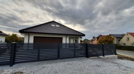 Sprawdzony sposób na dużą bramę wjazdową Dom, LIFESTYLE - Czy łatwo znaleźć firmę, która ogrodzi naszą posesję? Raczej tak, o ile realizacja jest standardowa. Większy problem pojawia się wtedy, gdy działka lub potrzeby inwestora wymagają zastosowania nietypowych rozwiązań. Przekonał się o tym pan Wiktor.