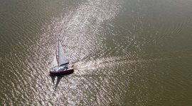 Second home – nowa fala Dom, LIFESTYLE - Od kilku lat w Polsce coraz popularniejsze staje się posiadanie własnego apartamentu, w którym można spędzać urlopy i wakacje, do którego można spontanicznie wyjechać na weekend break. Moda ta ostatnio przybiera na sile. Dlaczego tak się dzieje? Czy warto mieć second home?