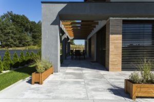 Polbruk_Magna(2) Trendy tarasowe. Ponadczasowe szarości i geometryczne kształty.